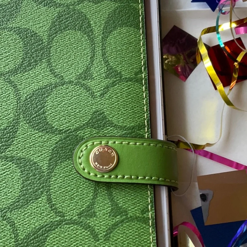 📚COACH NOTEBOOK IN SIGNATURE CANVAS COLORBLOCK NEON GREEN  📚